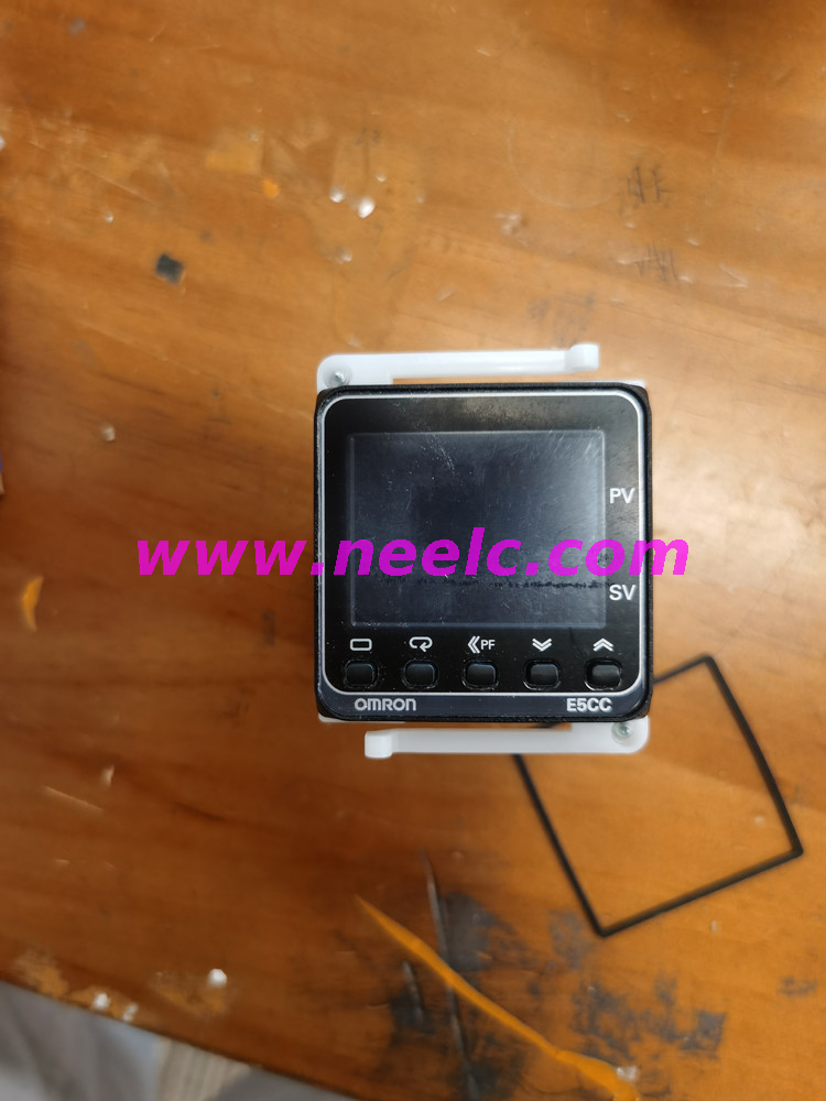 E5CC-RX3A5M-000 New and original thermostat
